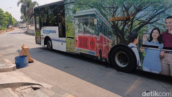 bus-transjakarta-1746419978453_169.jpeg