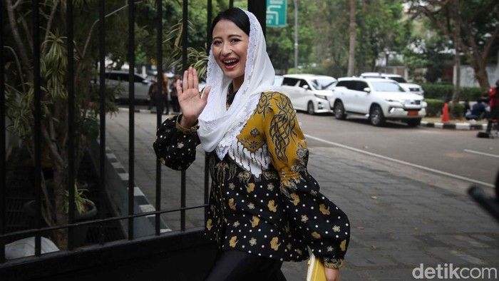 gaya-dyah-roro-isyana-saat-temui-prabowo_169.jpeg
