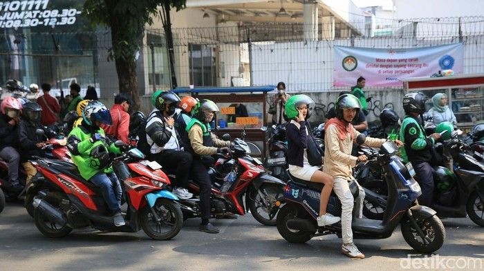 jelang-demo-ojol-masih-layani-penumpang-1_169.jpeg