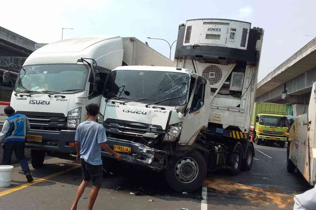 Kecelakaan Tiga Truk di Tol Jakarta-Cikampek Sempat Picu Kemacetan, Arus Kini Kembali Normal