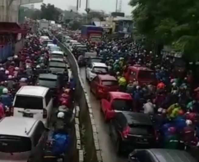 Lalu Lintas Cakung Jakarta Timur Macet Pagi Ini, Arah Cilincing dan Bekasi Dipadati Kendaraan