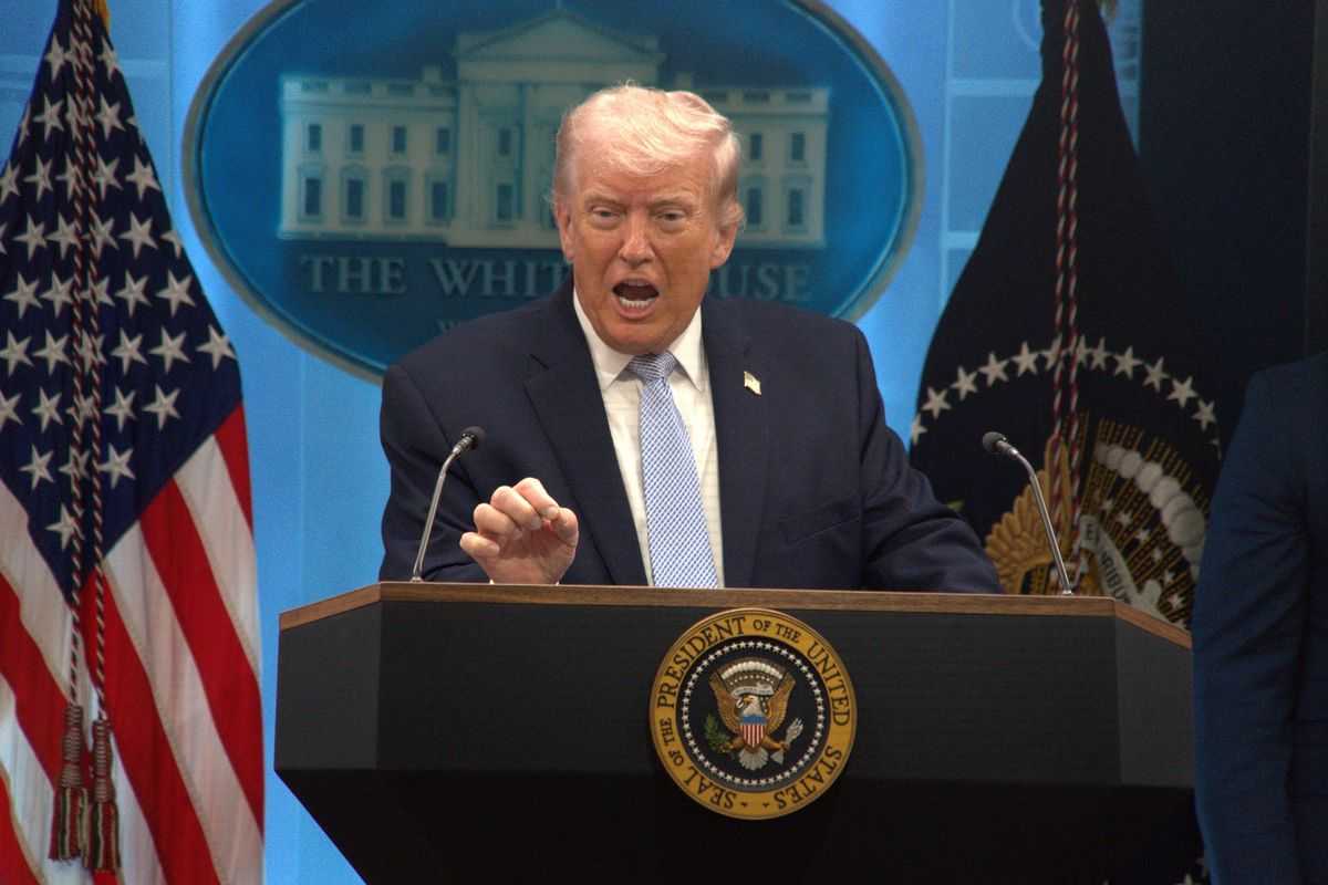 Hubungan Internasional: Trump Akui Incar Minyak Iran, Mau "Venezuelakan" Teheran