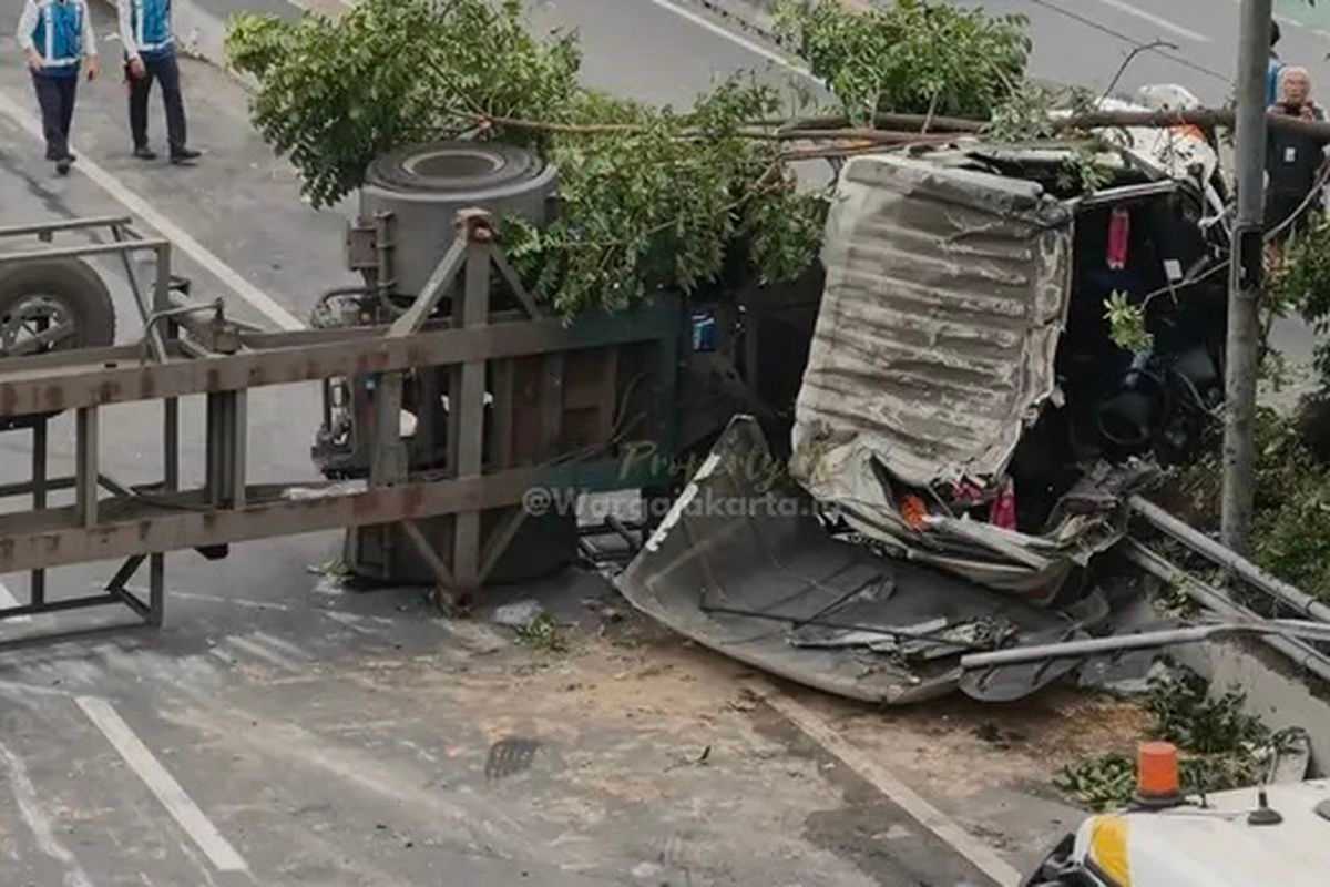 Kecelakaan 3 Truk dan 1 Mobil di Tol Slipi Jakbar, 2 Orang Tewas