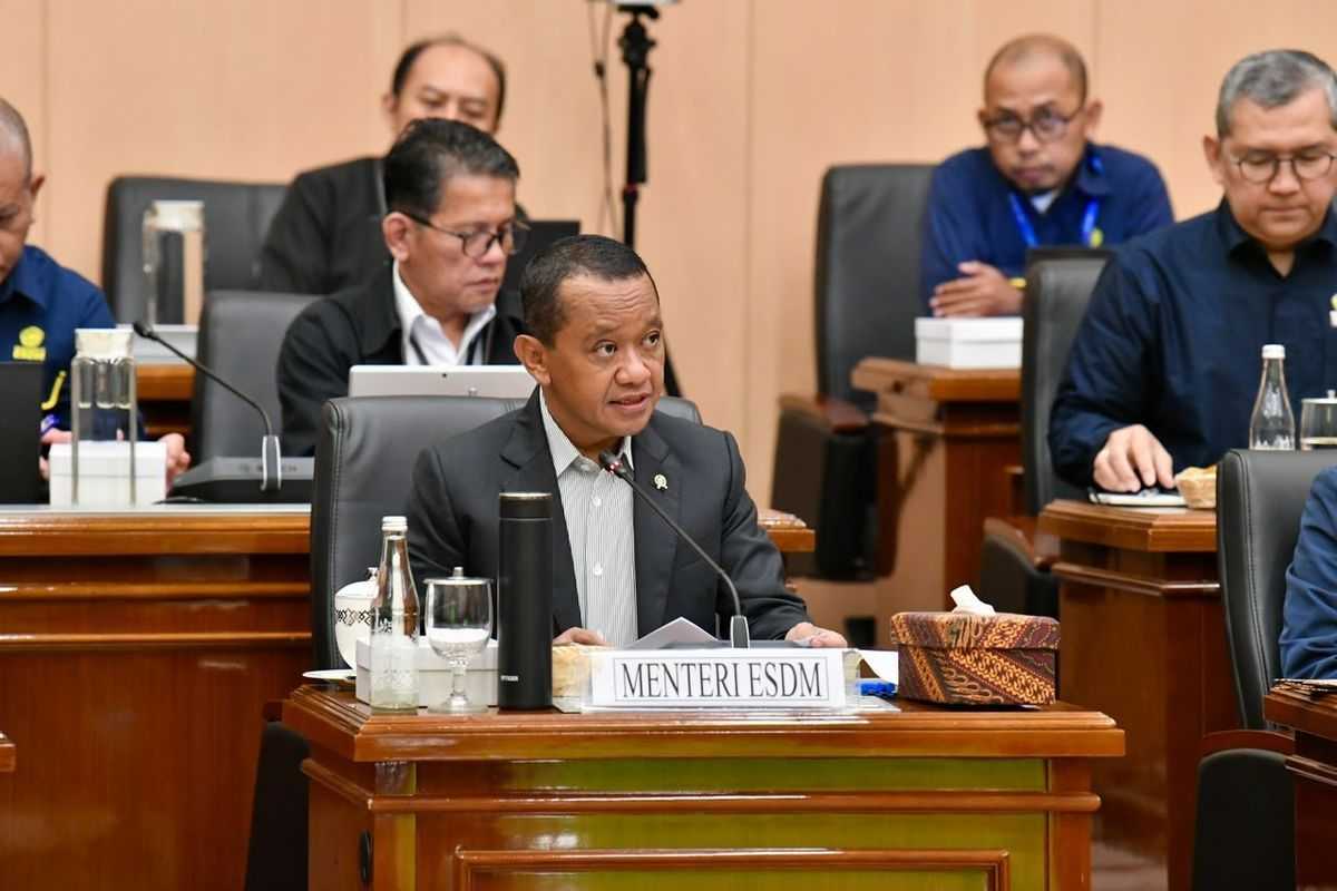 BBM Subsidi Dipakai Warga Mampu, Bahlil Imbau Pemilik Mobil Mewah Tidak Ikut Menggunakan