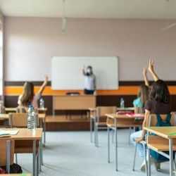 Kemenag Batasi Penggunaan HP di Sekolah, Orang Tua Diminta Awasi Gawai Anak di Rumah