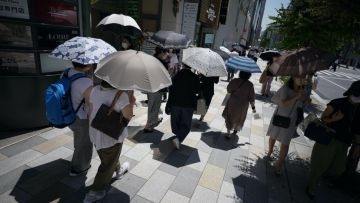 57718-orang-orang-di-tokyo-berjalan-di-bawah-cuaca-ekstrem-pada-juni-2023-afp-via-japan-today.jpg