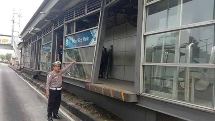 Halte Tebet Eco Park Rusak Parah Usai Ditabrak Truk, Polisi Lacak Pelaku Lewat CCTV.jpg
