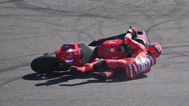 Marc-Marquez-terjatuh-dalam-sesi-practice-MotoGP-Indonesia-2025.webp