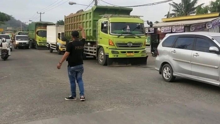 foto-kemacetan-di-jalur-bojonegara-puloampel-akibat-volume-truk-tambang-meningkat-dok-polsek-bojonegara-1759831787624_169.jpeg