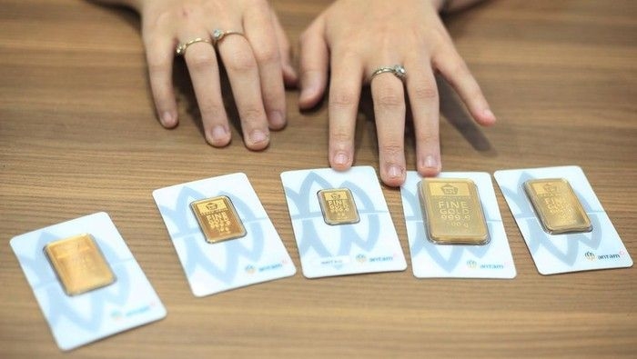 harga-emas-antam-tembus-rekor-tertinggi-sentuh-rp238-juta-per-gram-1760532606993_169.jpeg