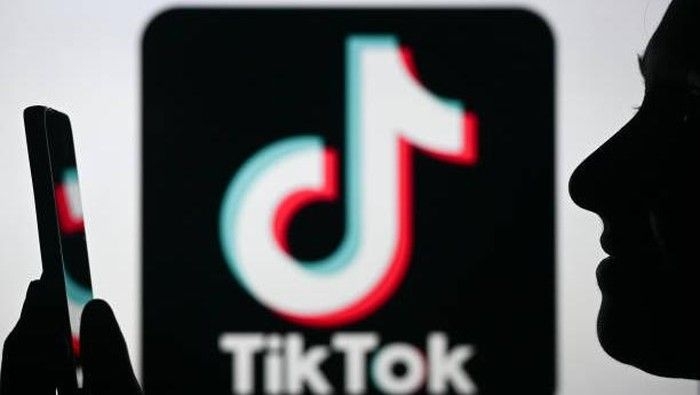 ilustrasi-seseorang-sedang-melihat-konten-video-tiktok_169.jpeg