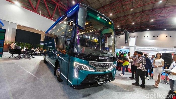 isuzu-touristo-tampil-di-inapa-2025-soroti-inovasi-transportasi-dan-logistik-1747810330904_169.jpeg