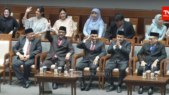 nana-dan-naysila-temani-jamal-mirdad-dipelantikan-anggota-dpr-dok-tv-parlemen_169.jpeg