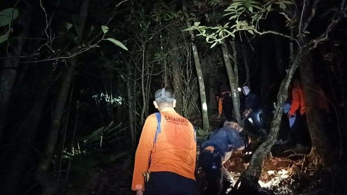 tim-sar-mencari-remaja-prancis-yang-hilang-gegara-terperosok-di-gunung-batukaru-dok-basarnas-bali_169.jpeg