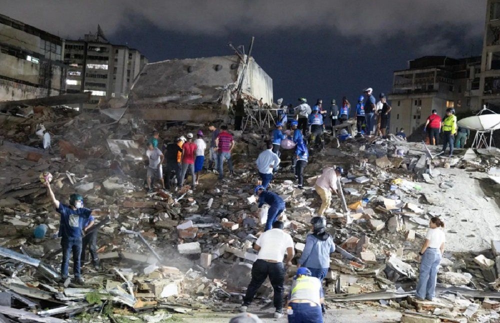 warga_dan_tim_penyelamat_mencari_korban_di_bawah_reruntuhan_bangunan_pasca_gempa_di_venezuela-2Gt1_large.jpg